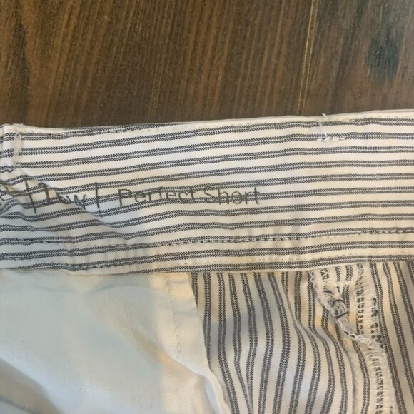 Talbots Perfect Short Women's Size 16 - Picture 4 of 7